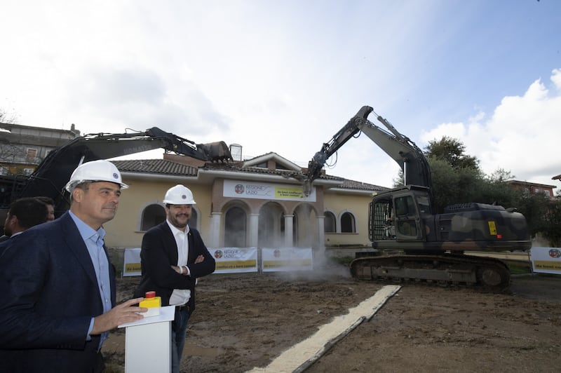 Salvini sulla ruspa per la demolizione della villa dei Casamonica 6