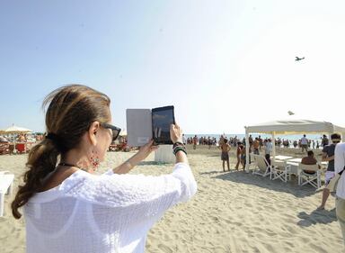Aereo con uno striscione pro-Berlusconi nel cielo lucchese 3