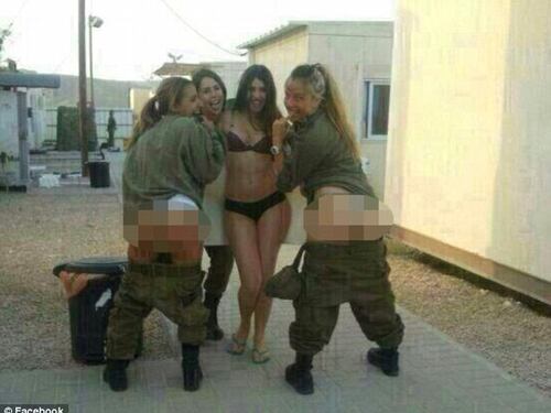 Soldatesse israeliane con i glutei al vento