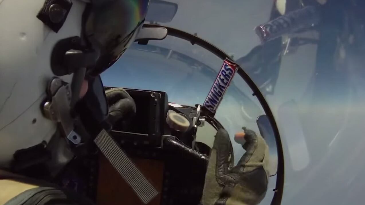 Due piloti e uno Snickers: scambio di snack a bassa gravità
