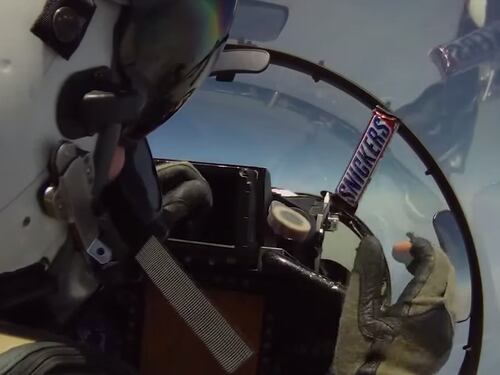 Due piloti e uno Snickers: scambio di snack a bassa gravità
