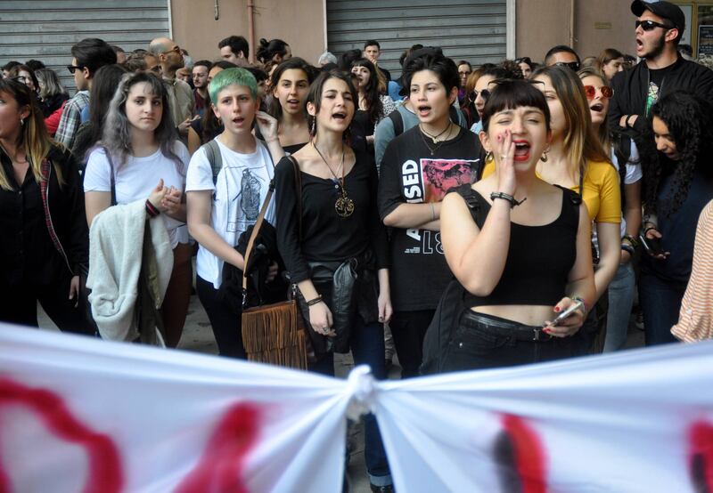 Sit-in a Palermo: slogan e striscioni a favore della prof sospesa 7