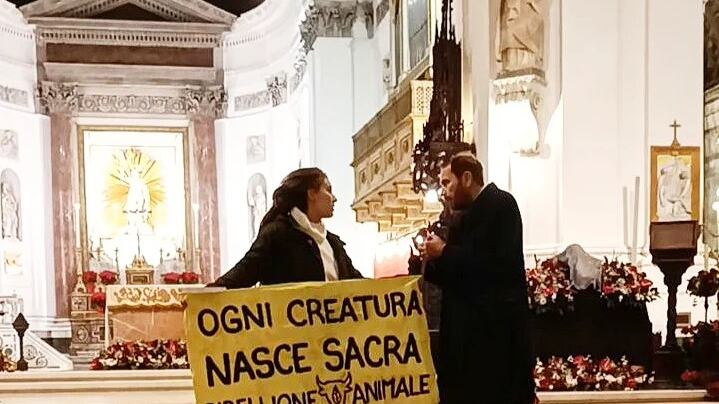 "Ogni creatura nasce sacra". Follia animalista: blocca la Messa di Natale