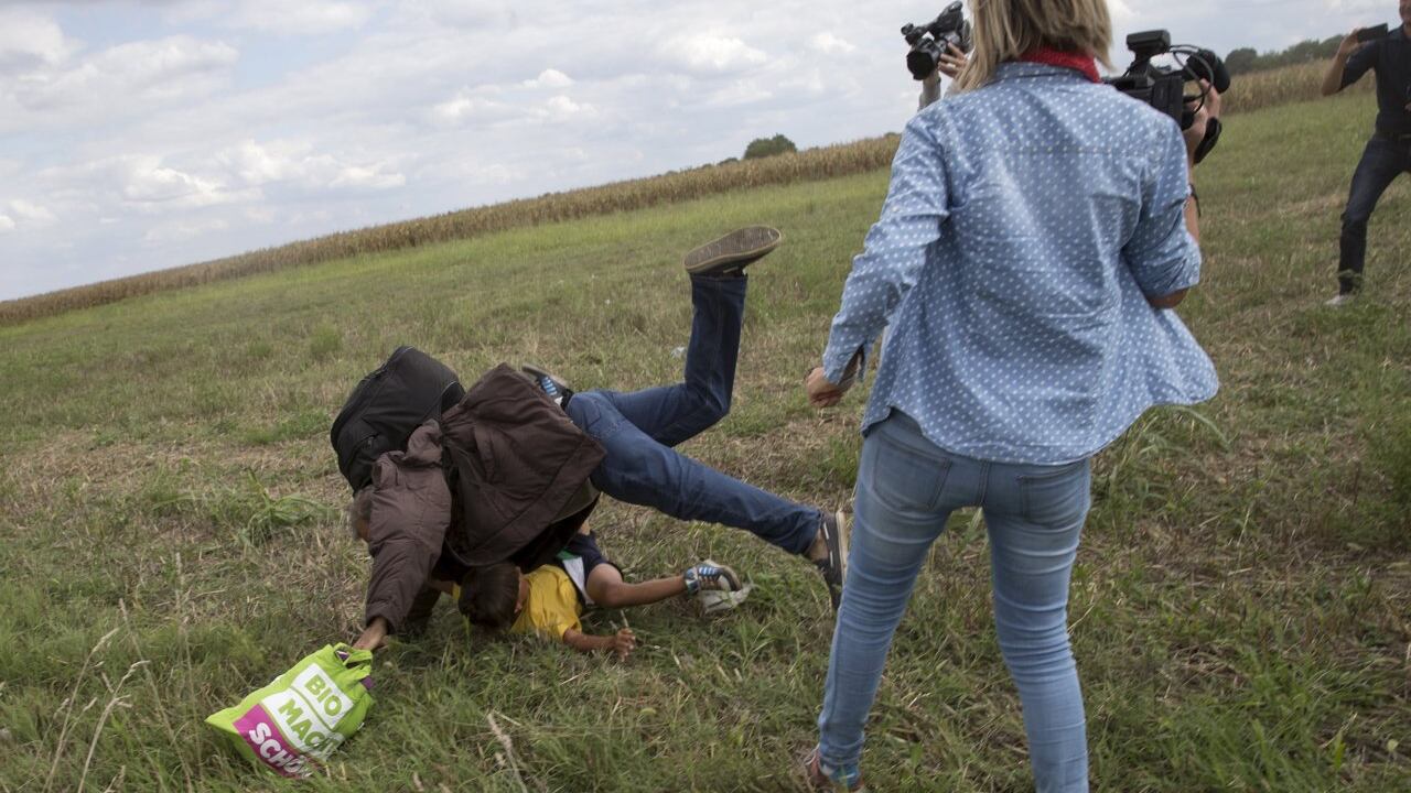 La reporter che sgambettò il profugo ora vuole denunciarlo