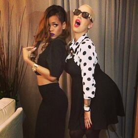 Rihanna mette in mostra il lato b e non solo 15