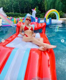 Miley Cyrus sexy in piscina 5