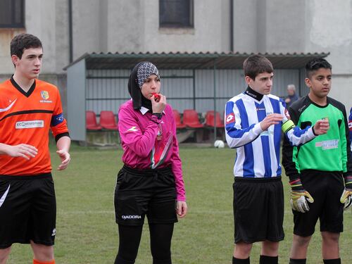 Chahida, il primo arbitro donna con il velo