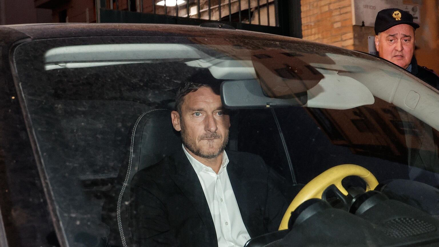 "I legali di Totti e Ilary si sono incontrati in segreto". Cosa è successo dopo l'udienza in tribunale
