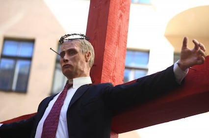 Riga, il fantoccio di Putin crocifisso in strada 5