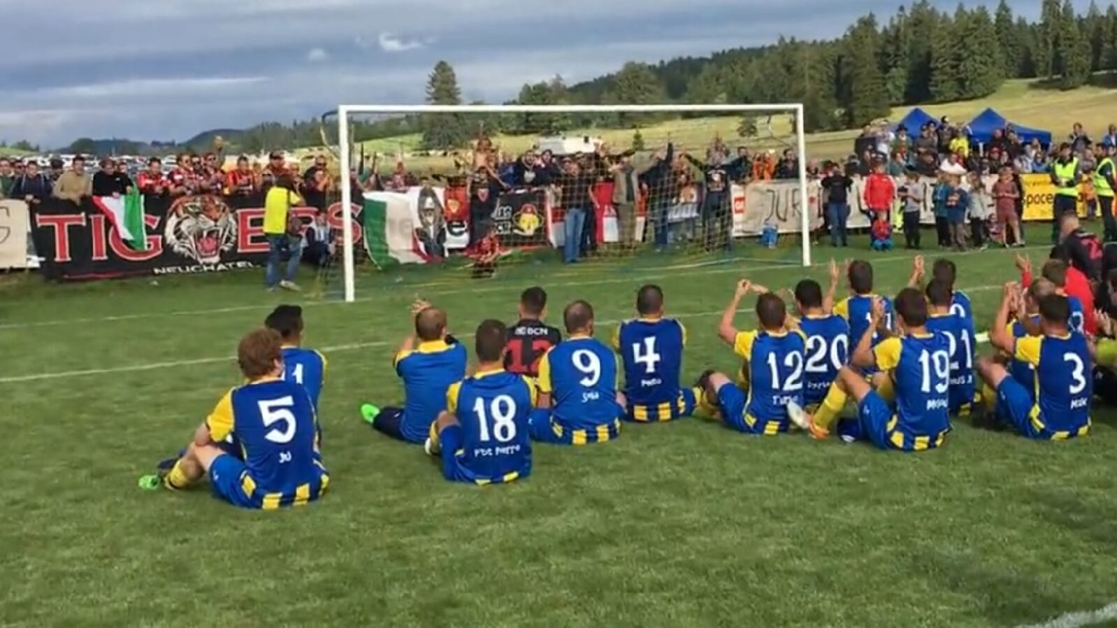Svizzera, perdono 21-0 e ricevono l'ovazione dei tifosi avversari