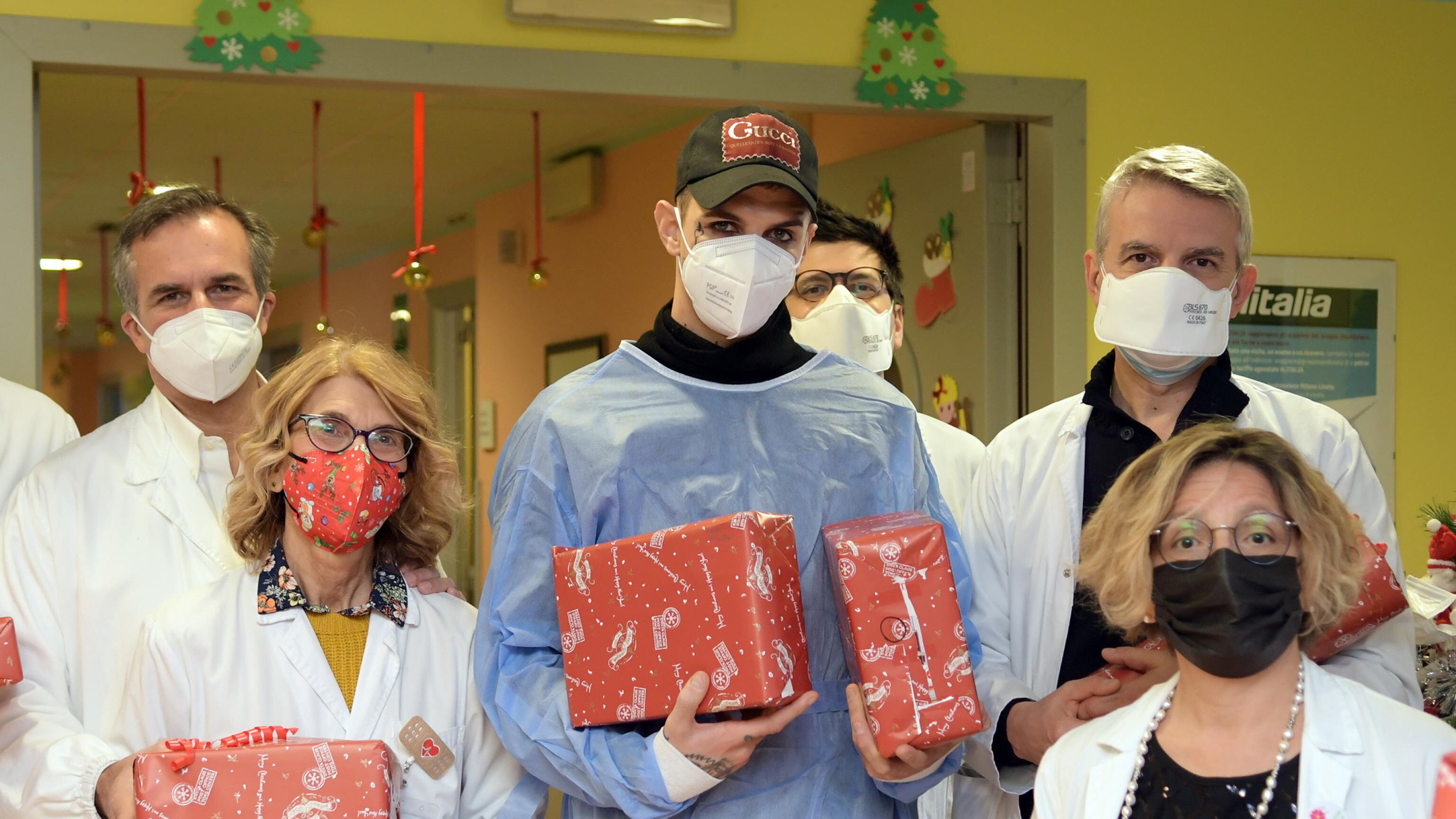 Più letti e vaccinazioni per arginare Omicron. E si spera nel "bianco"