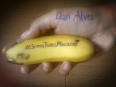 Il mondo solidale con Alves: "Siamo tutti scimmie" 5