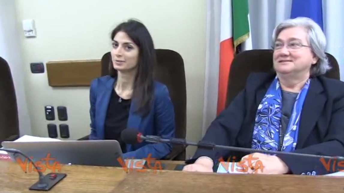 "Presidente, le brocche d'acqua". E Bindi ride in faccia alla Raggi