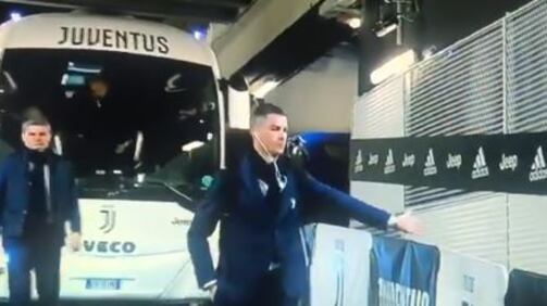 CR7 e il "cinque" immaginario ai bambini prima di Juventus-Inter