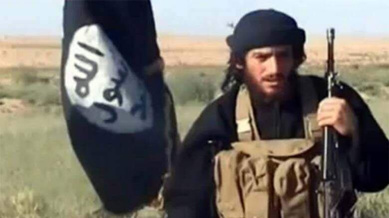 Spuntano le fosse comuni Isis. Ucciso il portavoce del califfato