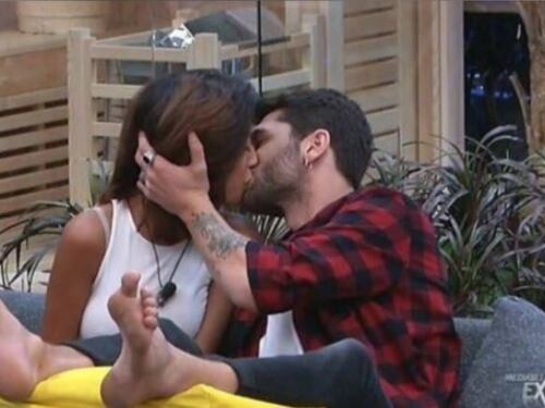 Gf Vip, Carla e Jeremias si baciano. La reazione dell'(ex) fidanzato della Cruz