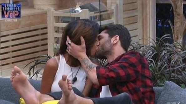 Gf Vip, Carla e Jeremias si baciano. La reazione dell'(ex) fidanzato della Cruz