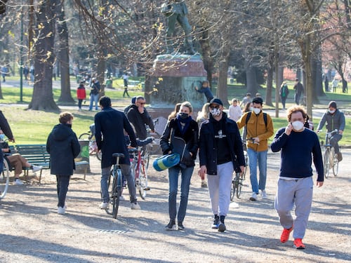 Covid, il virus perde colpi. "Ecco perché si sta indebolendo"