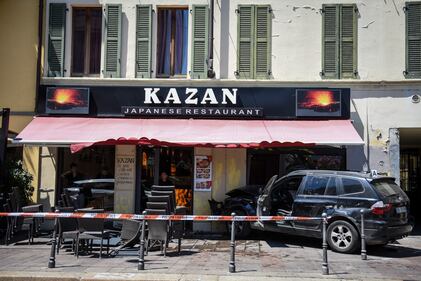 Milano, Suv si schianta contro un ristorante 4