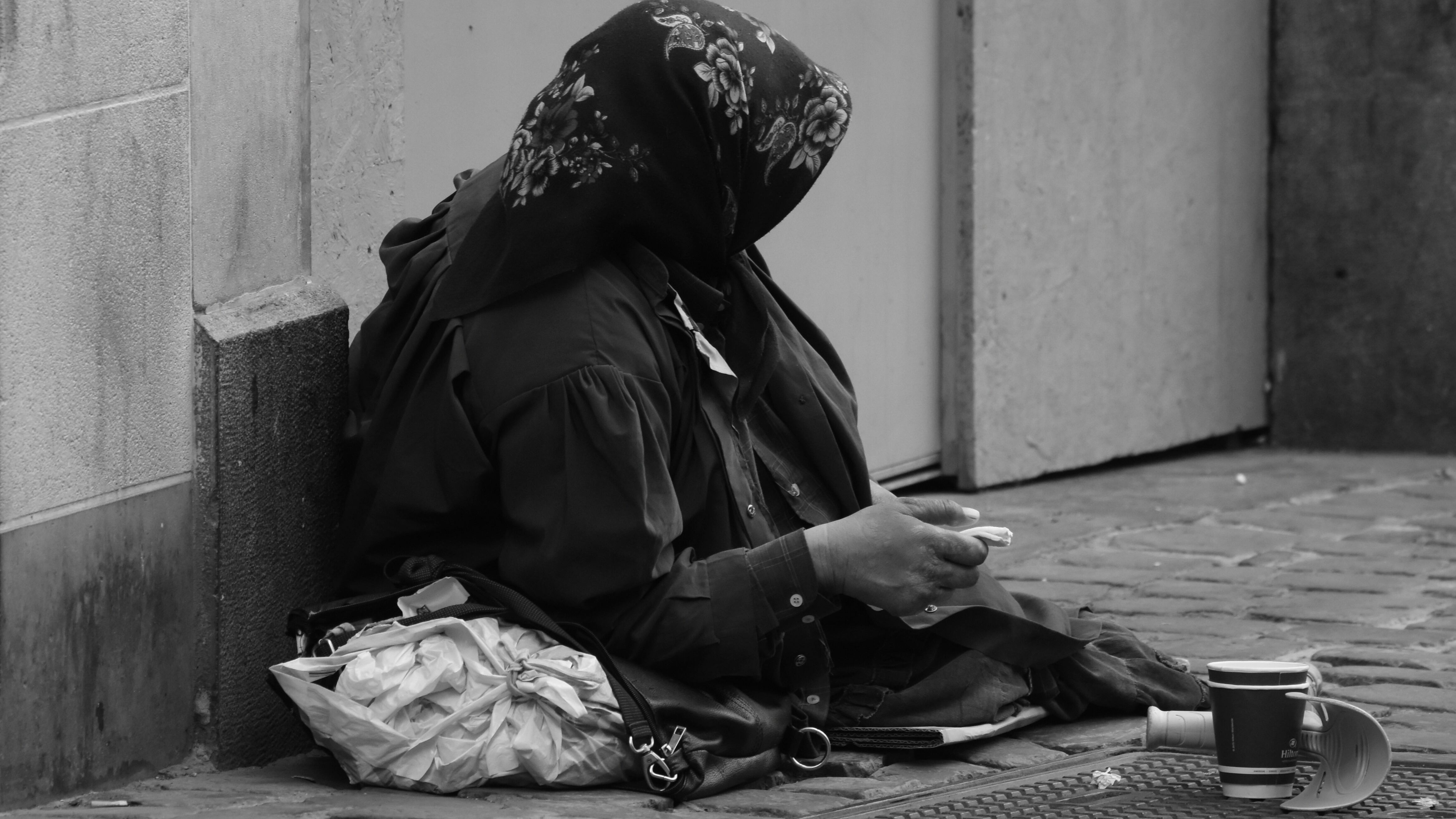 La corsa per salvare i nuovi poveri