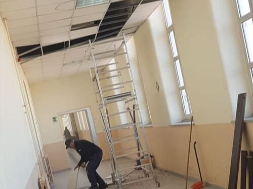 Scuole a pezzi: a Napoli crolla controsoffitto al Fermi-Gadda