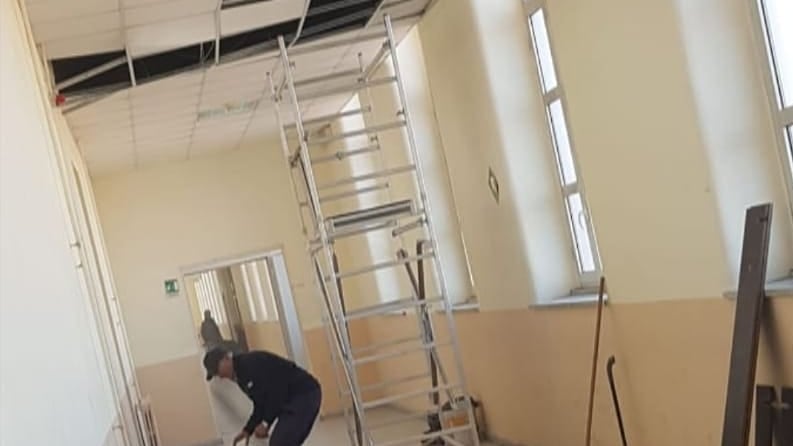 Scuole a pezzi: a Napoli crolla controsoffitto al Fermi-Gadda