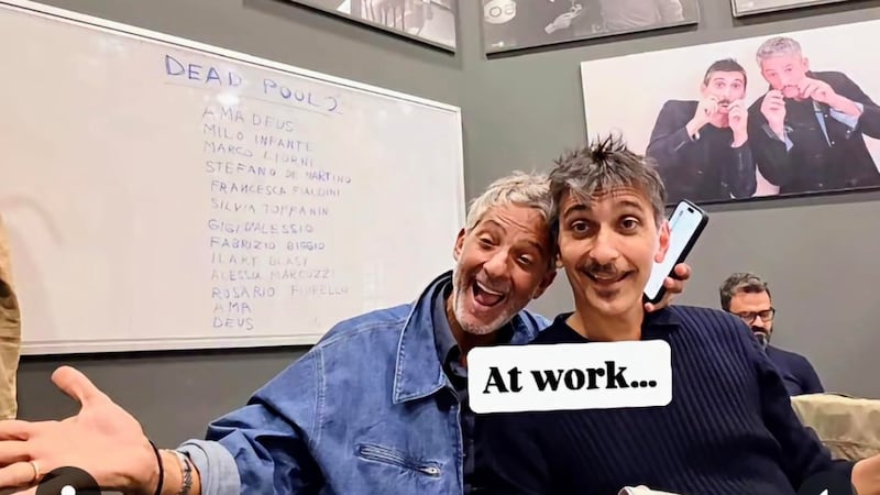Fiorello scherza con la lavagna dei “morti”