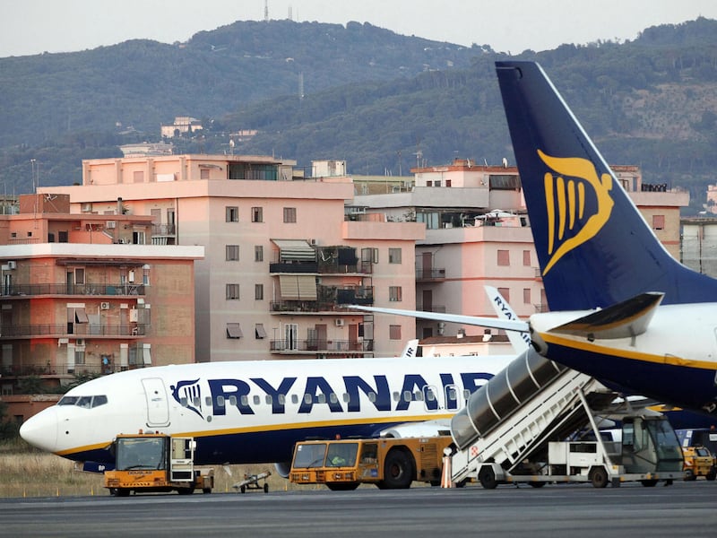 Ryanair taglia i voli, cancellate 13 destinazioni: ecco quali