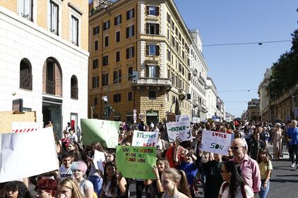 Roma, gli studenti in piazza per il clima 9