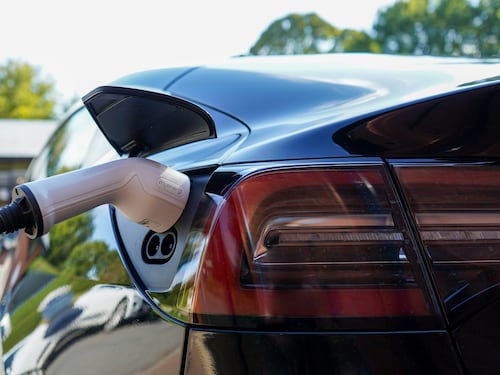 Bocciata la lobby green, l’auto elettrica resta al palo