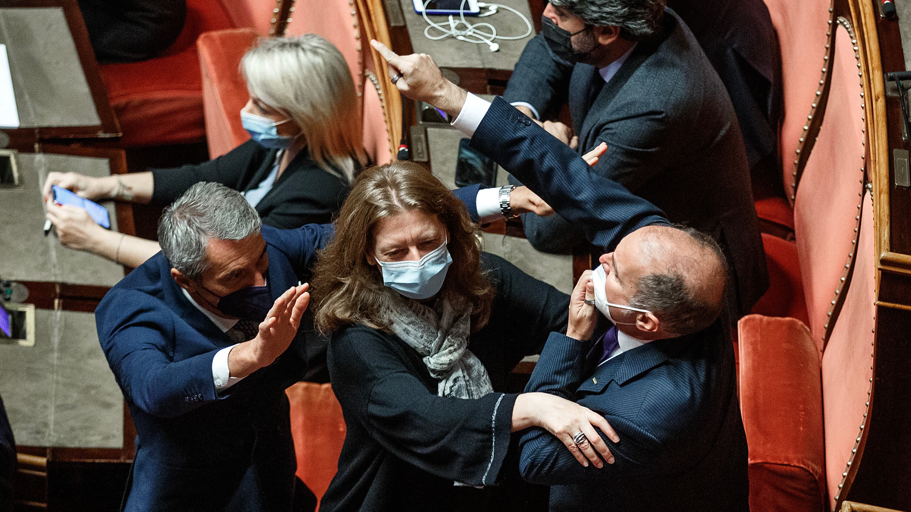 "Senatore, lei è un maleducato": furia della Casellati contro il grillino