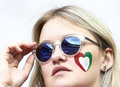 Italia-Spagna: ecco le tifose sexy sugli spalti 15