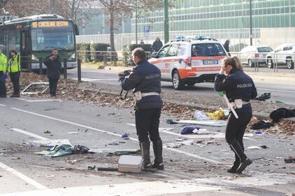 Violento scontro a Milano tra un camion dell'Amsa e un filobus Atm. Un uomo è in gravi condizioni 6