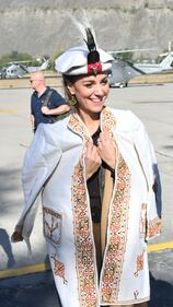 William e Kate indossano i copricapi tradizionali visitando il Chitral 3