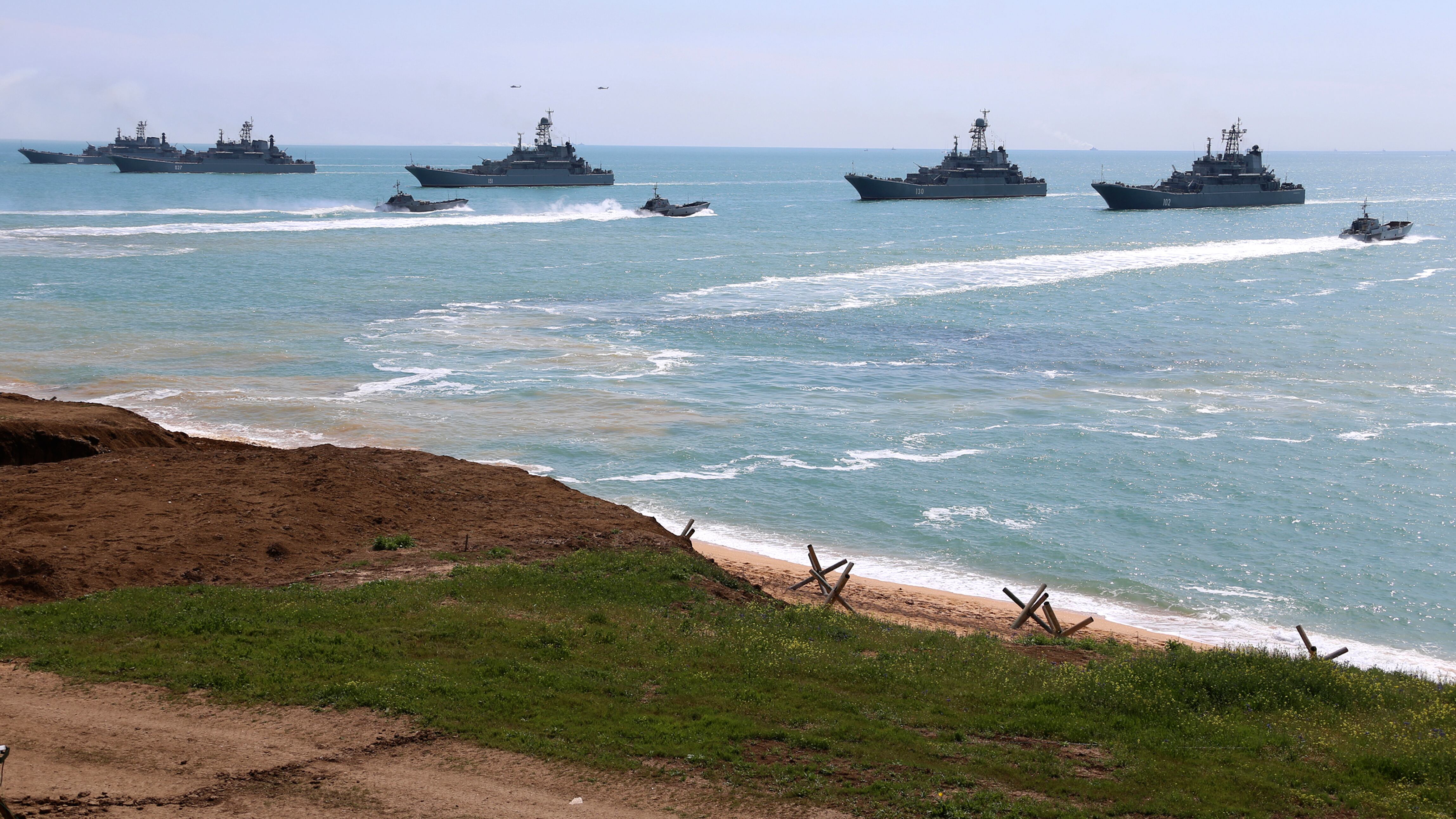 Cina e Russia incrociano le navi da guerra: scattano le manovre in mare aperto