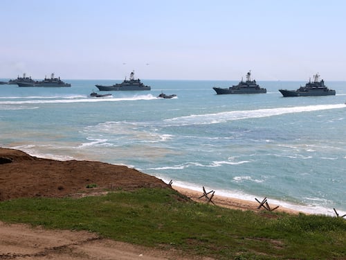 Cina e Russia incrociano le navi da guerra: scattano le manovre in mare aperto