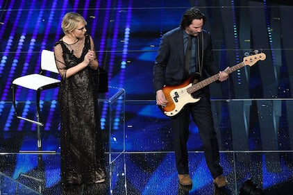 Sanremo 2017, Maria De Filippi e il bacio agli ospiti 38