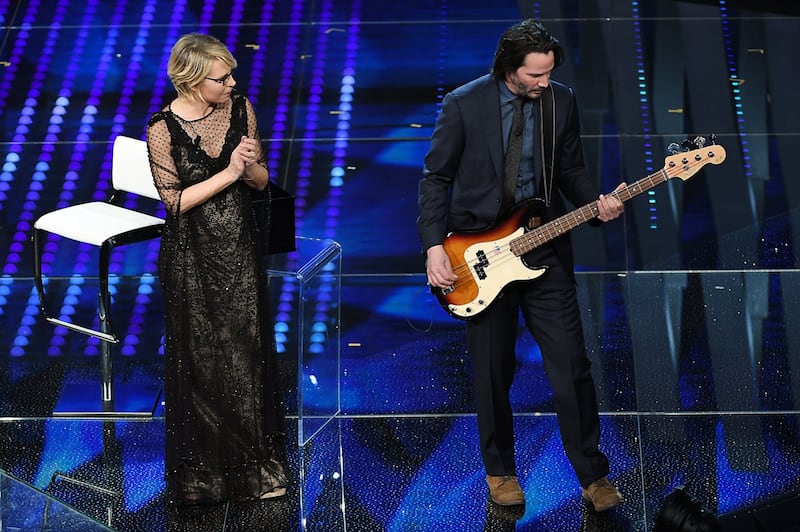 Sanremo 2017, Maria De Filippi e il bacio agli ospiti 38