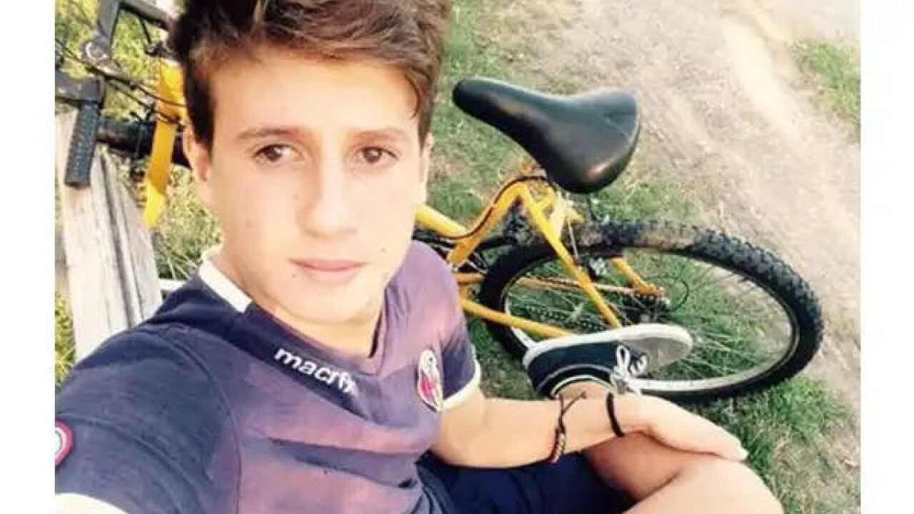 Davide pestato a sangue per una camicia sbagliata. "Scambiato per un altro"