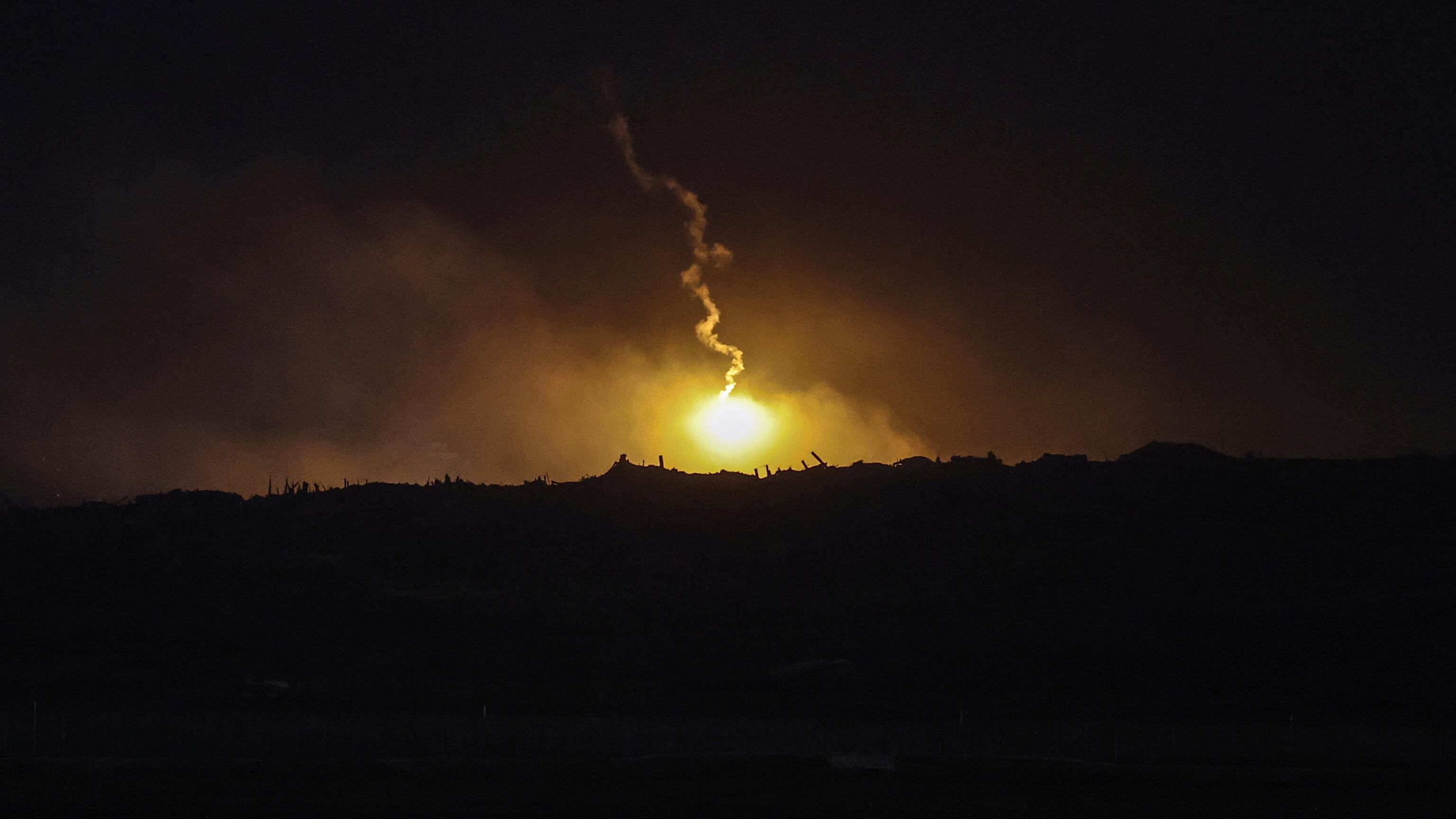 Ancora bombe a nord di Gaza. Oltre 100 morti nei raid di ieri, Hamas uccide un soldato delle Idf