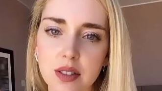 “Basta bambini, il mondo è pieno”. E Chiara Ferragni si scaglia contro hater: “Ignorante”