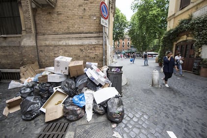 Roma, sciopero rifiuti: il disagio per le vie della città 14