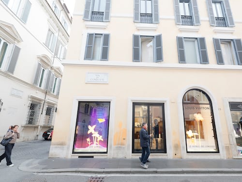Spaccata da Louis Vuitton, colpo grosso nella notte: 300mila euro