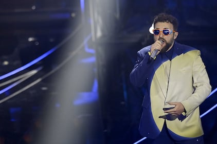 Sanremo 2024: ecco il look della seconda serata del Festival di Dargen D'Amico 4
