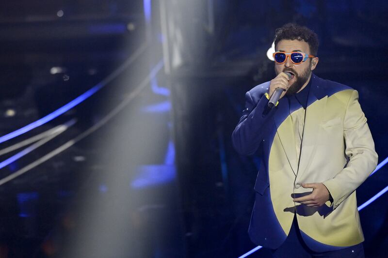 Sanremo 2024: ecco il look della seconda serata del Festival di Dargen D'Amico 4
