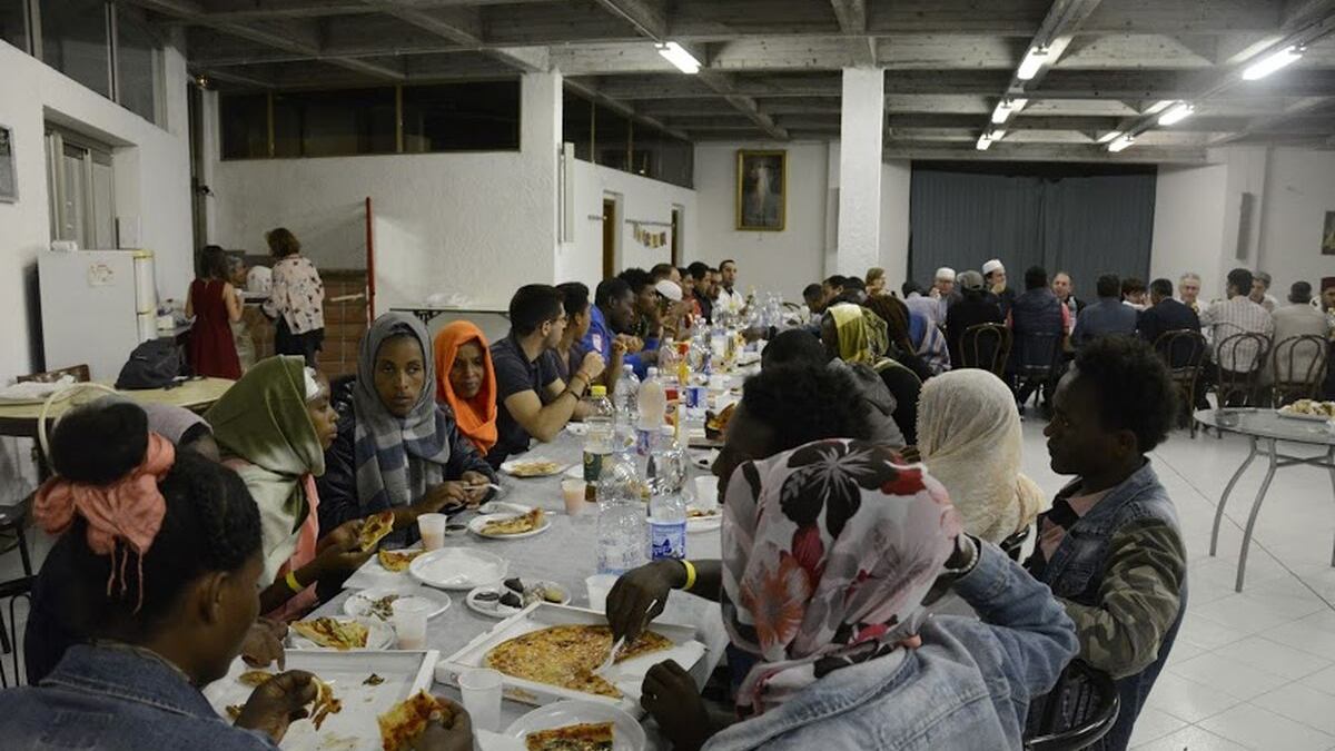 Musulmani a cena in parrocchia per celebrare il ramadan