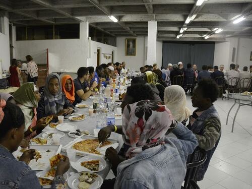 Musulmani a cena in parrocchia per celebrare il ramadan