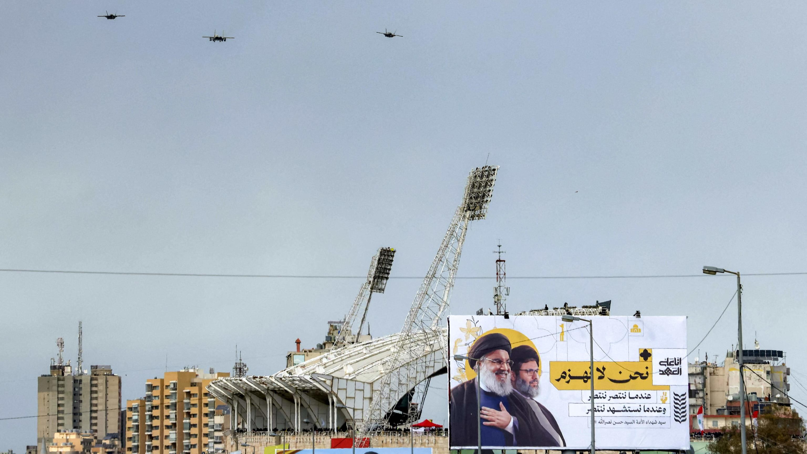 Beirut, jet sui funerali di Nasrallah. Tank in Cisgiordania dopo 20 anni