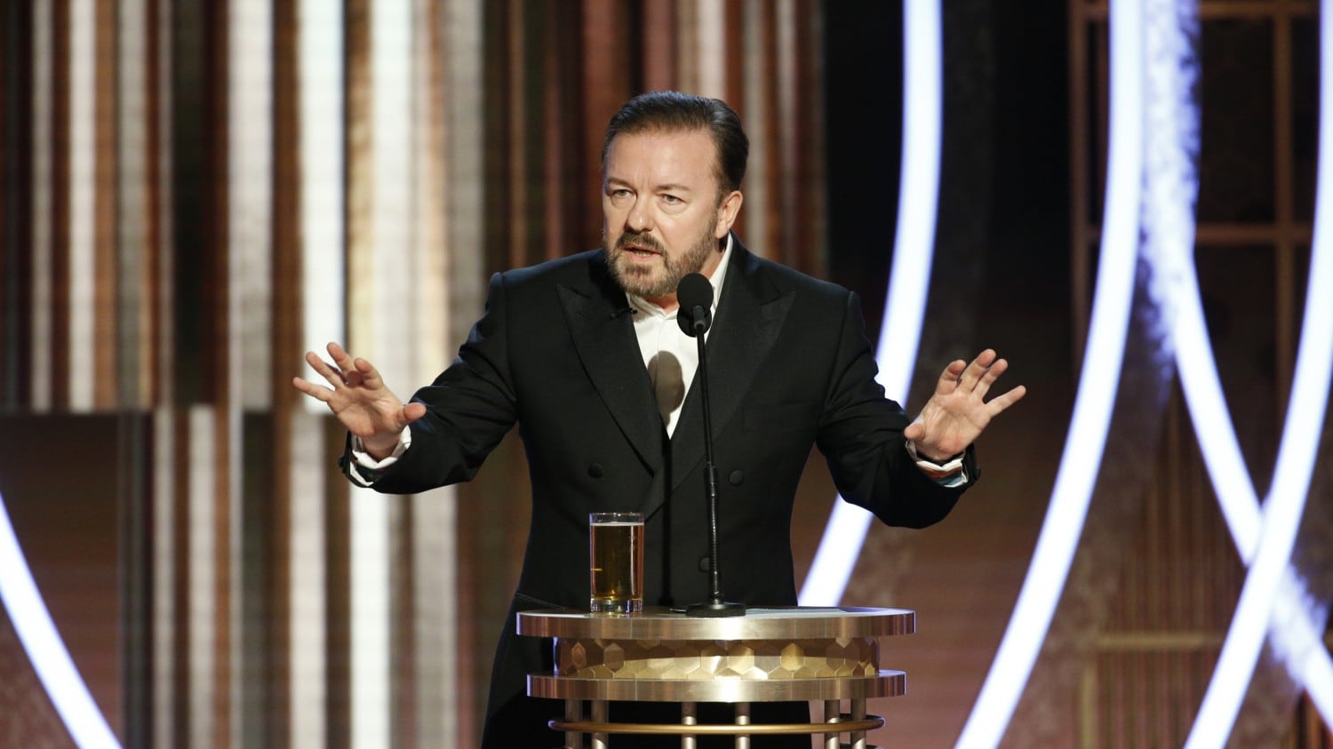 Ricky Gervais umilia Hollywood ai Golden Globe: "Voi direste sì anche all'Isis"