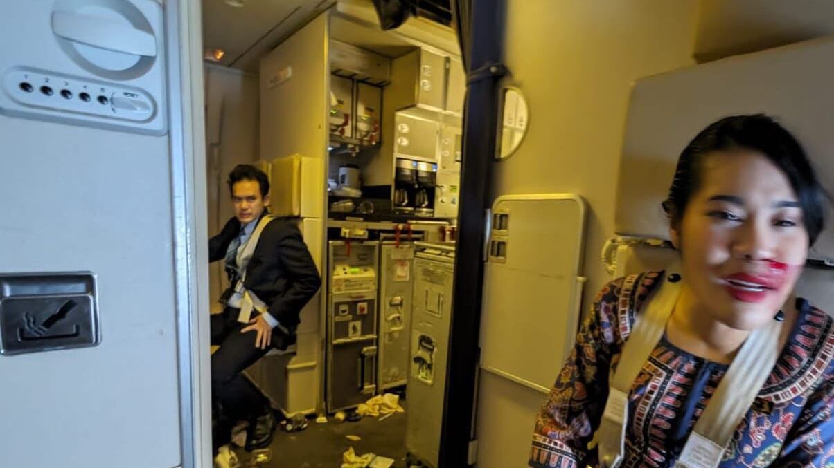 "La spia, poi giù nel vuoto". I 6 secondi di panico a bordo del volo Londra-Singapore